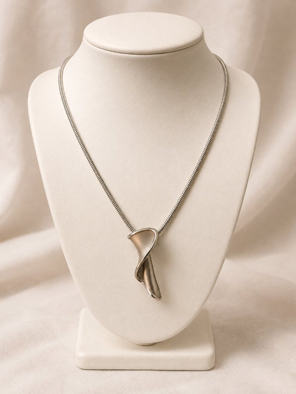 Women's Curled Pendant Necklace Silver Colour Chic Casual Formal Elegance